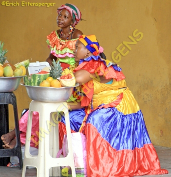 Vendedoras de frutas com roupas típicas