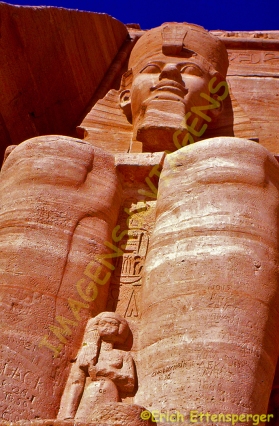 Colosso de pedra gigantesca em Abu Simbel / Gigantische Steinkolosse in Abu Simbel / Gigantic stone colossi in Abu Simbel