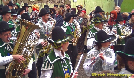 Muitos grupos de música tradicional da região participam dos desfiles / Viele traditionelle Musikgruppen aus der Region nehmen an den Umzügen teil / Many traditional music groups from the region participate in the parades